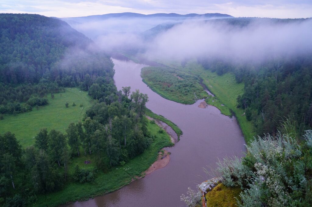 Утро на реке Ай